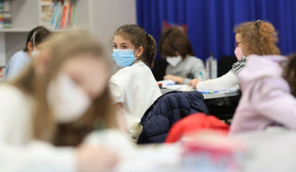Sindicaliștii din învățământ cer ca testele din salivă să fie făcute de părinți: "Testarea tuturor elevilor în clasă va crește riscul infectării"