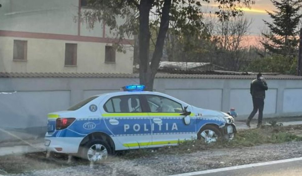 Maşină de poliţie, aflată în misiune, implicată într-un accident la Galaţi, după ce un şofer a făcut o depăşire riscantă