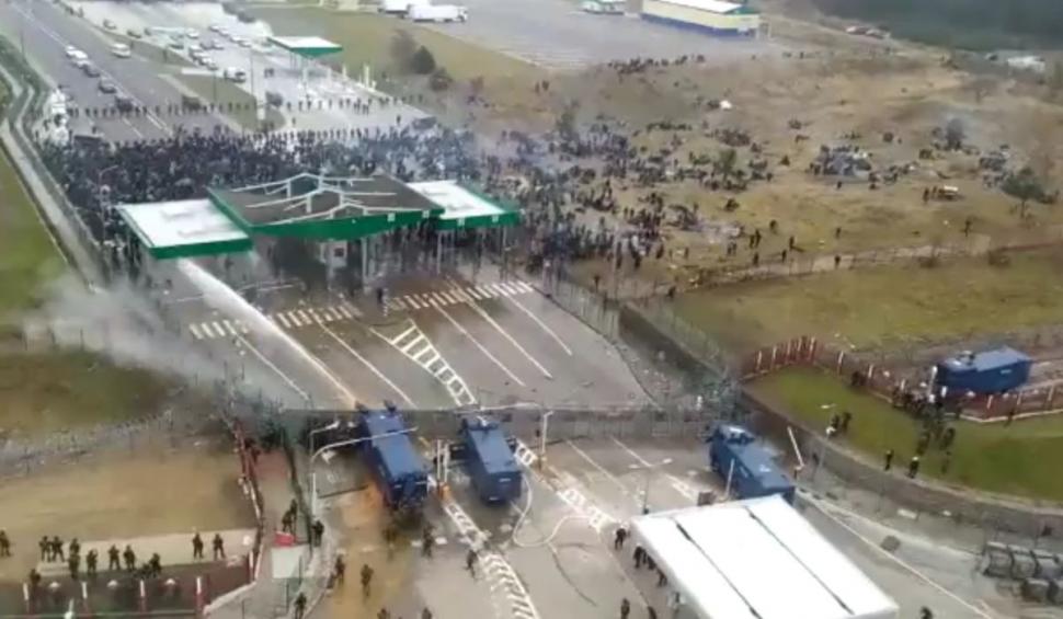 Migranții aduși de Belarus forțează granița cu Polonia. Un polițist a fost grav rănit. Televizunea lui Lukașenko a transmis violențele în direct 736378