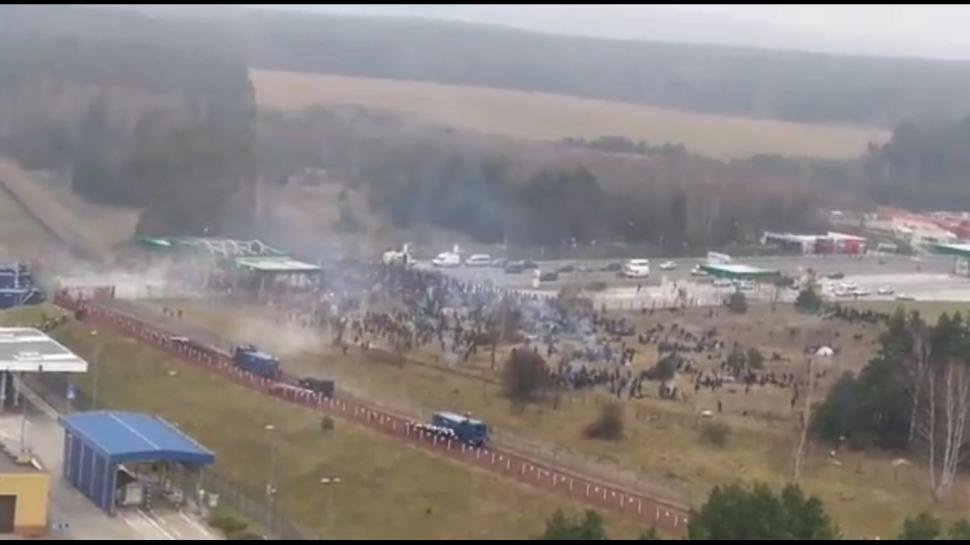 Migranții aduși de Belarus forțează granița cu Polonia. Un polițist a fost grav rănit. Televizunea lui Lukașenko a transmis violențele în direct 736388