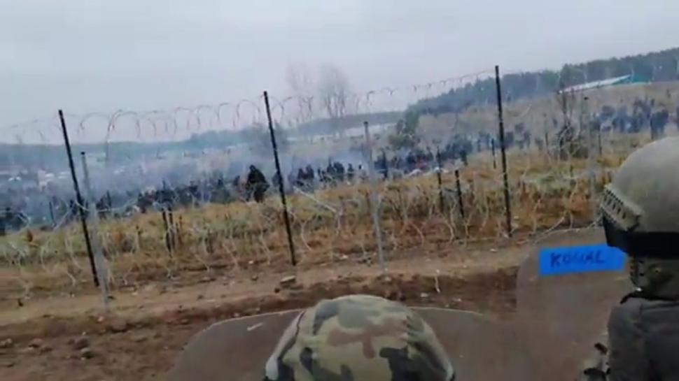 Migranții aduși de Belarus forțează granița cu Polonia. Un polițist a fost grav rănit. Televizunea lui Lukașenko a transmis violențele în direct 736389