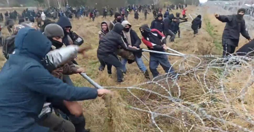 Migranții aduși de Belarus forțează granița cu Polonia. Un polițist a fost grav rănit. Televizunea lui Lukașenko a transmis violențele în direct 736390