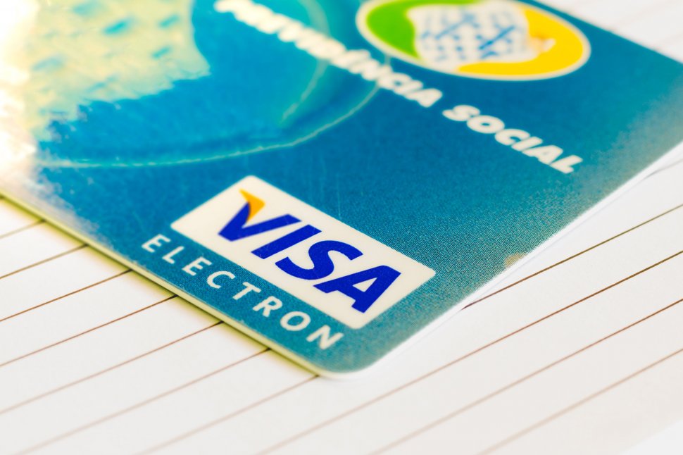 Un mare retailer refuză să mai accepte plăți cu carduri VISA emise în această țară