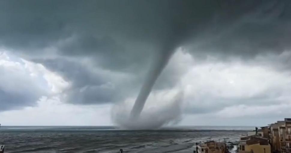 Italia, lovită de o serie de tornade ucigașe. Cel puțin un om a murit în Sicilia. Imagini impresionante cu devastările produse de furia naturii 736620