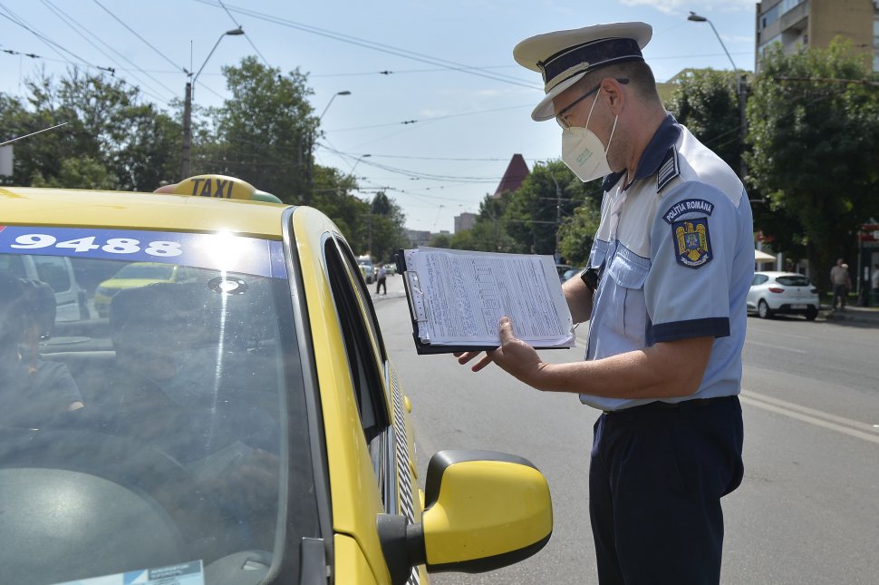 Polițiști rutieri din Bacău acuzaţi de luare de mită. Opreau șoferii și le cereau între 400 și 500 de lei