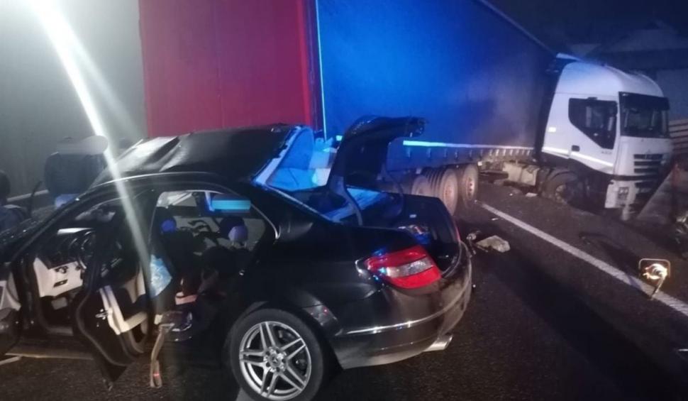 Un tânăr a murit, iar o fată a fost grav rănită, după ce un Mercedes a fost spulberat de un TIR într-un accident la Poiana Stampei 736592