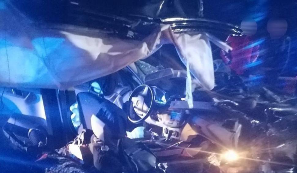 Un tânăr a murit, iar o fată a fost grav rănită, după ce un Mercedes a fost spulberat de un TIR într-un accident la Poiana Stampei 736594