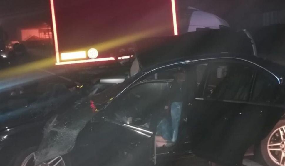 Un tânăr a murit, iar o fată a fost grav rănită, după ce un Mercedes a fost spulberat de un TIR într-un accident la Poiana Stampei 736595