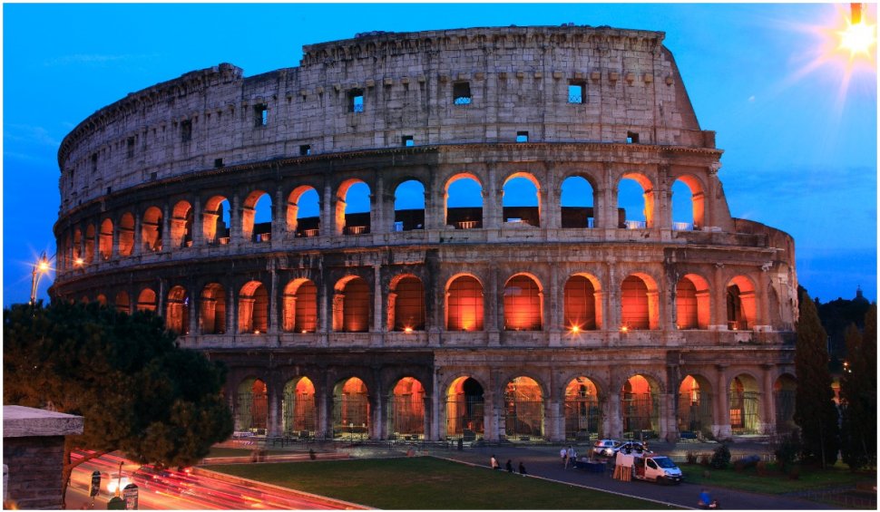 Doi turisti americani au intrat prin efracție în Colosseum-ul din Roma pentru a bea o bere. Au fost amendați cu 800 euro