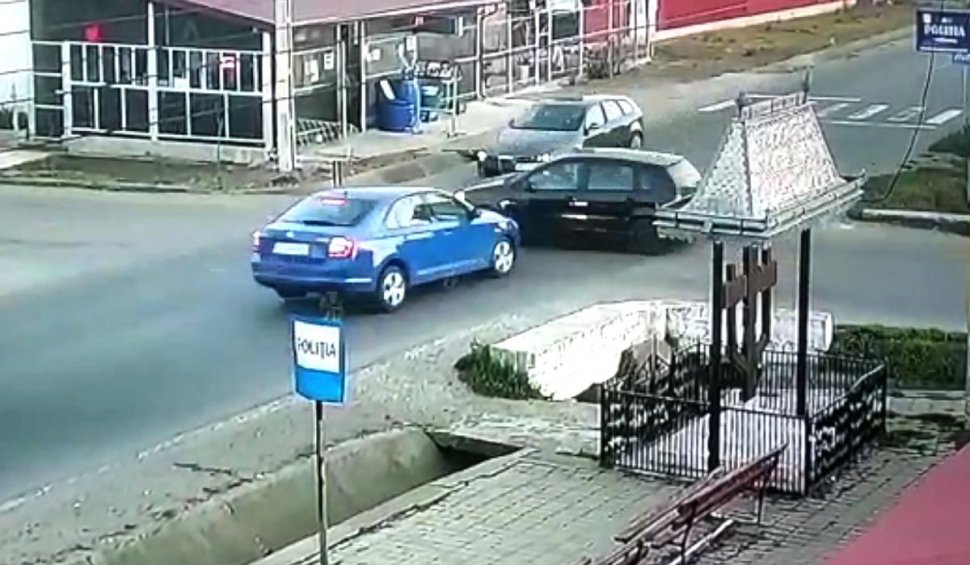 Volkswagen spulberat de două maşini, după ce şoferiţa nu a văzut indicatorul "STOP", accident cumplit în Mogoşeşti-Siret