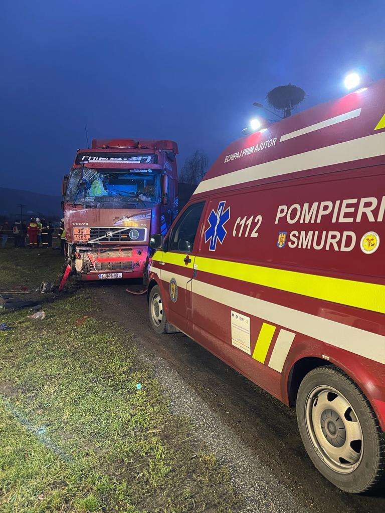 Autocar cu 30 de persoane, izbit de o autocisternă, în Bistrița: Un mort și 14 răniți, planul roșu activat 736871
