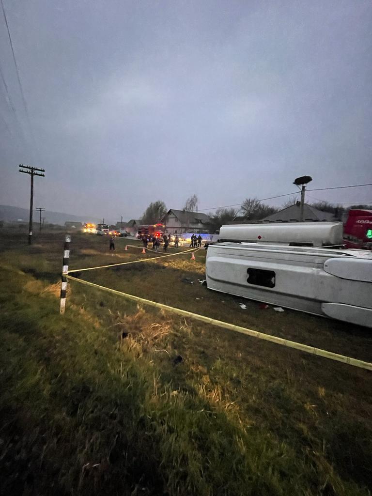 Autocar cu 30 de persoane, izbit de o autocisternă, în Bistrița: Un mort și 14 răniți, planul roșu activat 736873