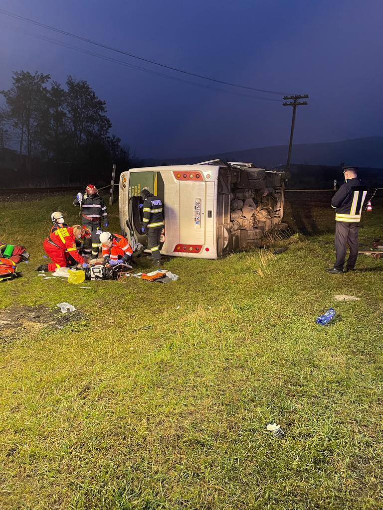 Autocar cu 30 de persoane, izbit de o autocisternă, în Bistrița: Un mort și 14 răniți, planul roșu activat 736875