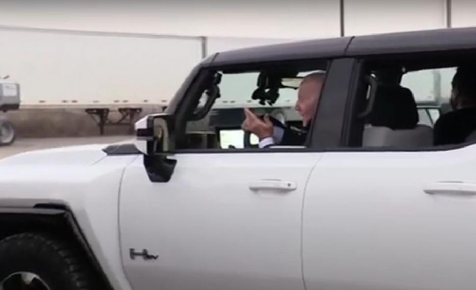 Joe Biden a ieșit la test drive cu un SUV electric, a ambalat motorul, a prins viteză și a frânat. "Ceva deosebit!" 736865