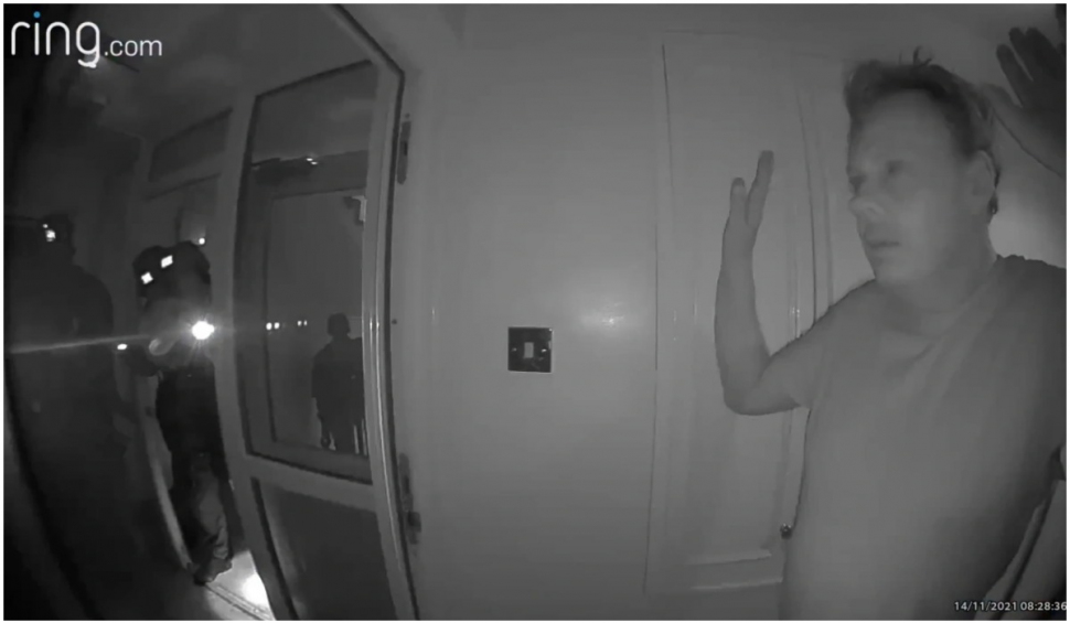 Nouă polițiști au intrat în casa unui bărbat, la adresa greșită pentru a-l aresta. L-au scos în stradă aproape dezbrăcat în UK