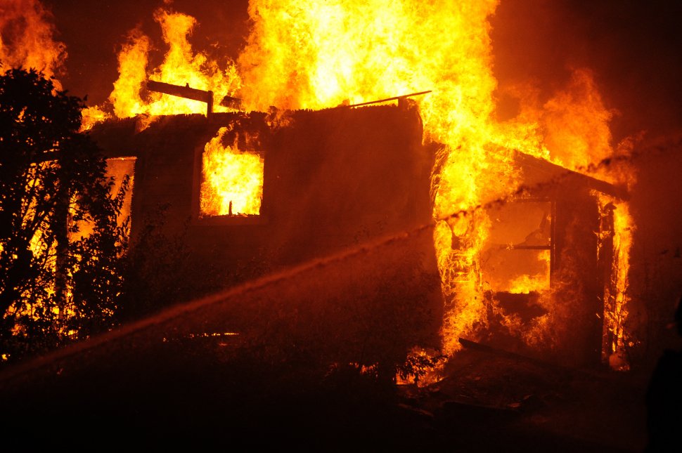 Un bărbat din Alba a murit în casa cuprinsă de flăcări. 20 de pompieri au încercat să stingă incendiul