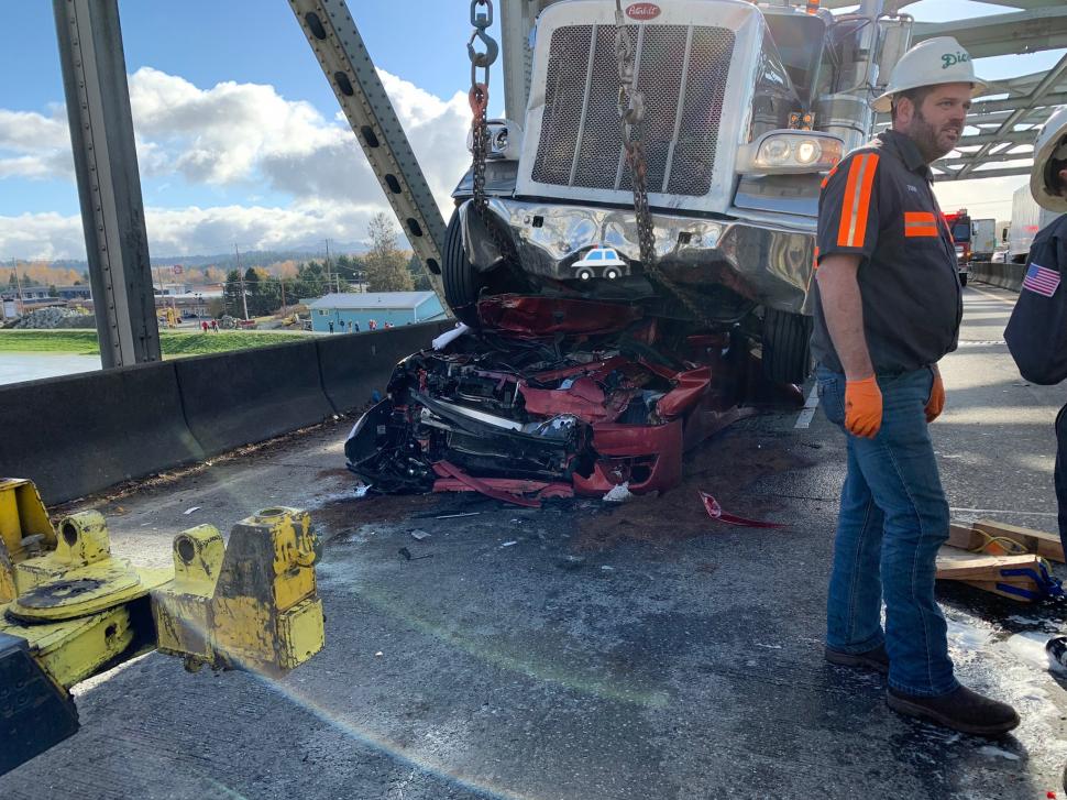 Din această epavă o femeie a ieșit pe propriile picioare. Povestea unei supraviețuiri miraculoase pe autostradă 736826