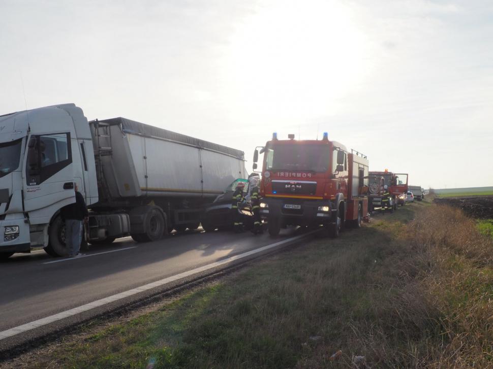 Un bărbat a murit, după ce două TIR-uri şi o camionetă s-au izbit violent în judeţul Teleorman 737073