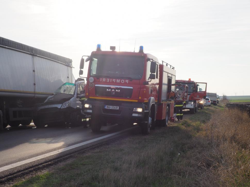 Crimă în trafic, la ieșire din Alexandria. Un bărbat a murit după ce mașina în care se afla a fost strivită de doi șoferi de TIR 737123