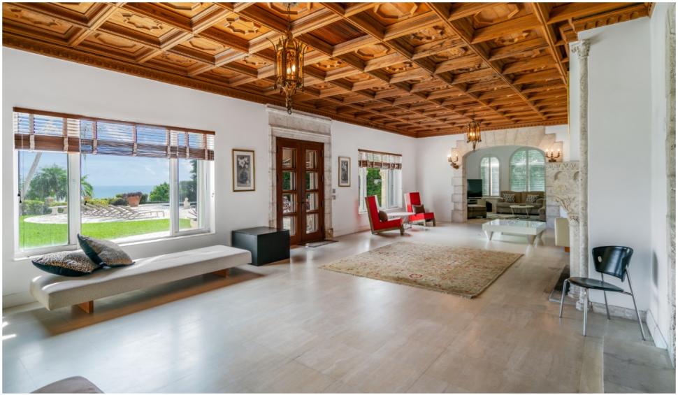 „Cel mai bogat câine din lume” își vinde proprietatea din Miami pentru 32 de milioane de dolari 736976