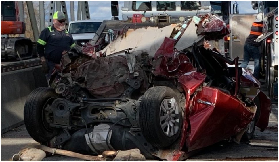 O șoferiță din SUA a supraviețuit după ce mașina ei a fost strivită de un camion cu 18 roți. "S-a ridicat și a mers singură"