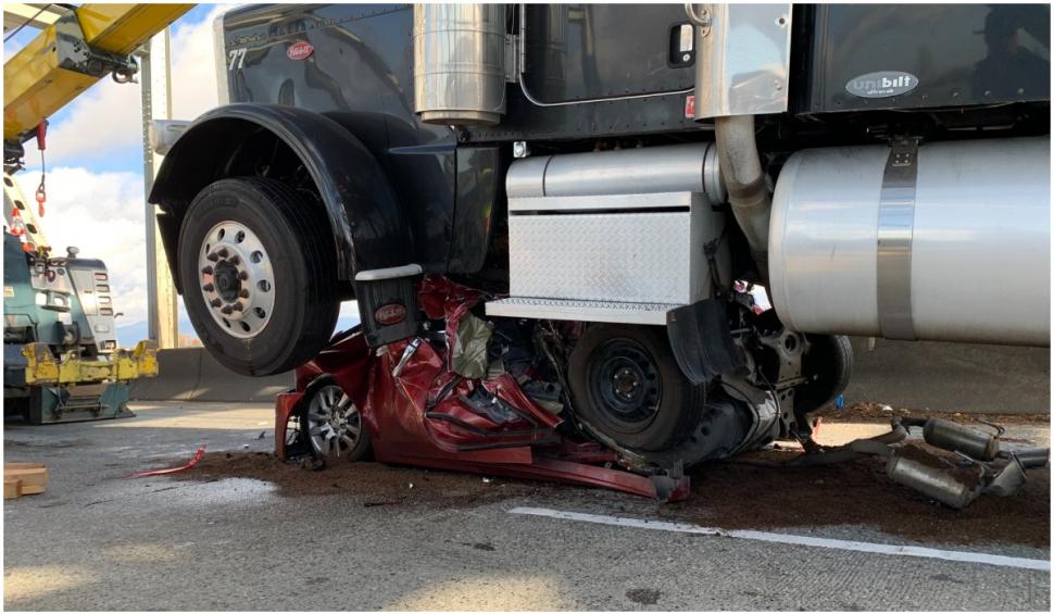 O șoferiță din SUA a supraviețuit după ce mașina ei a fost strivită de un camion cu 18 roți. "S-a ridicat și a mers singură" 737028