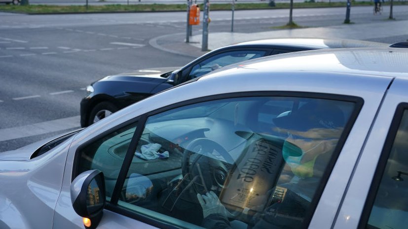 Șoferul unei mașini de lux, amendat cu 15.000 de lei pentru că a aruncat o țigară pe geam