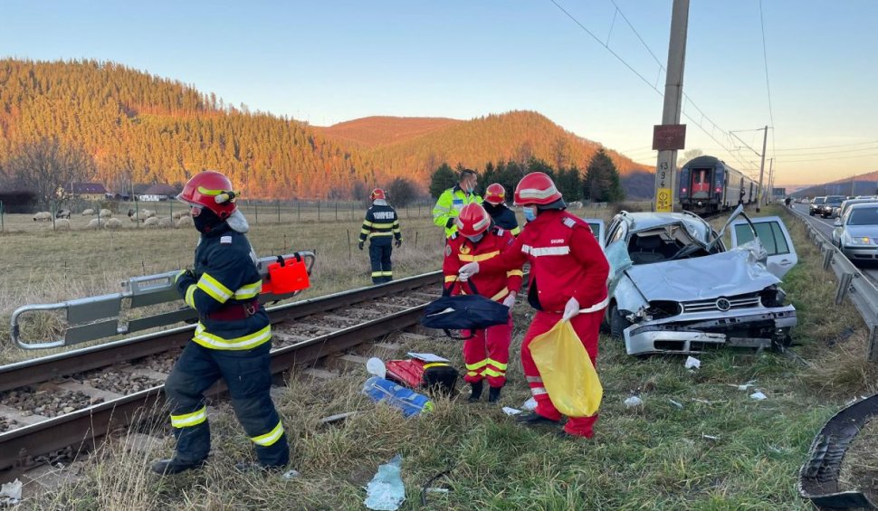 Mașină lovită de un tren, în județul Suceava. O persoană a fost aruncată prin parbriz