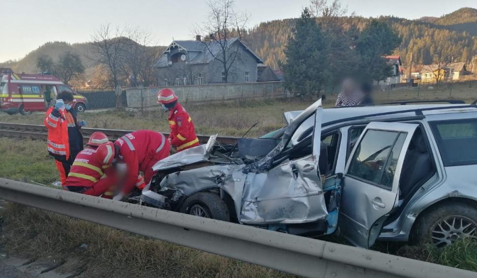 Mașină lovită de un tren, în județul Suceava. O persoană a fost aruncată prin parbriz 737230
