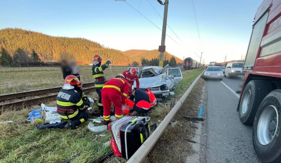 Mașină lovită de un tren, în județul Suceava. O persoană a fost aruncată prin parbriz 737231