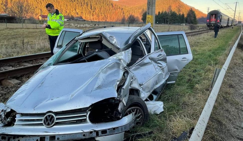 Mașină lovită de un tren, în județul Suceava. O persoană a fost aruncată prin parbriz 737232