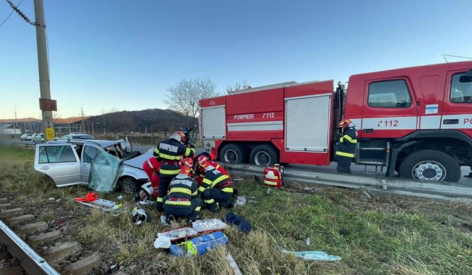 Mașină lovită de un tren, în județul Suceava. O persoană a fost aruncată prin parbriz 737233