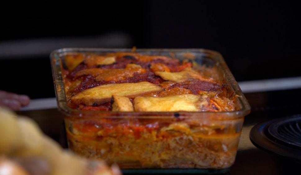 Musaca de cartofi cu carne de vită, reţeta lui Ştefan Lungu, în ediţia 9 "Gătit la costum". Soţii Oana şi Vlad Păunescu, invitaţi speciali 737070