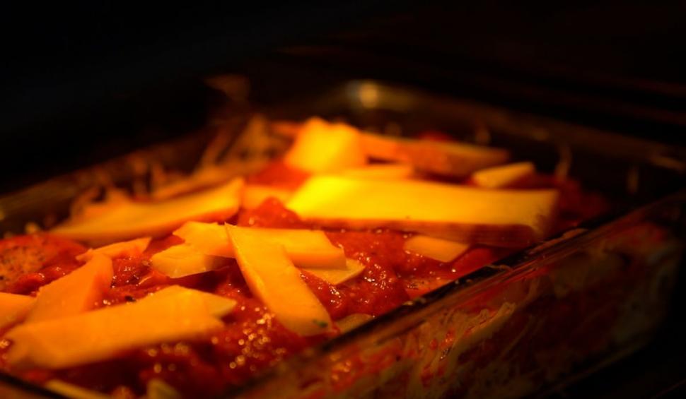 Musaca de cartofi cu carne de vită, reţeta lui Ştefan Lungu, în ediţia 9 "Gătit la costum". Soţii Oana şi Vlad Păunescu, invitaţi speciali 737071