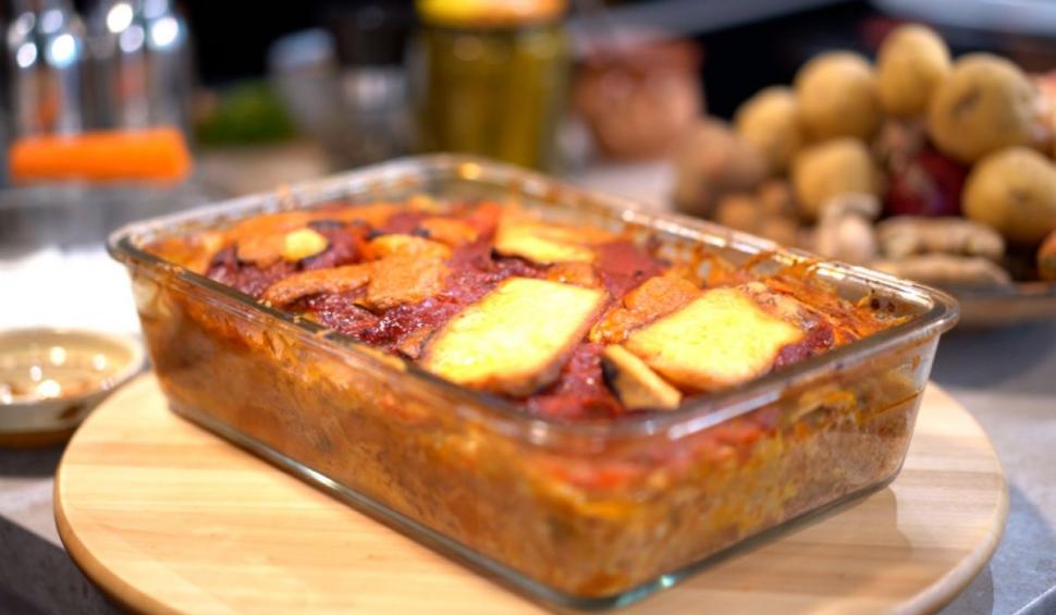 Musaca de cartofi cu carne de vită, reţeta lui Ştefan Lungu, în ediţia 9 "Gătit la costum". Soţii Oana şi Vlad Păunescu, invitaţi speciali 737072