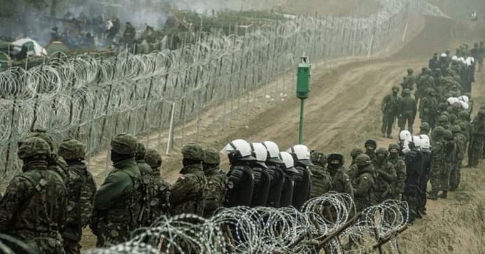 Polonia afirmă că Belarusul a schimbat tactica în criza migranților de la granița dintre cele două țări