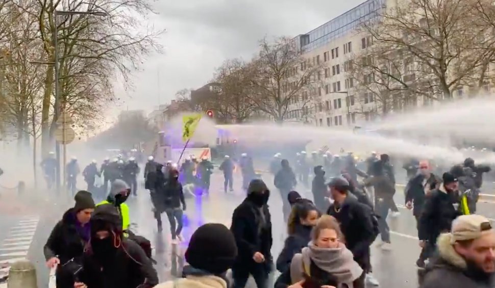 Ciocniri violente la protestele anti-restricții de la Bruxelles. Poliția belgiană folosește tunuri cu apă