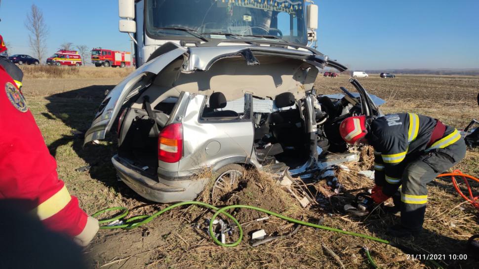 Doi copii de o lună, respectiv 3 ani și tatăl lor, morți într-un accident grav în Bacău. Mașina a ”zburat” în afara drumului 737263