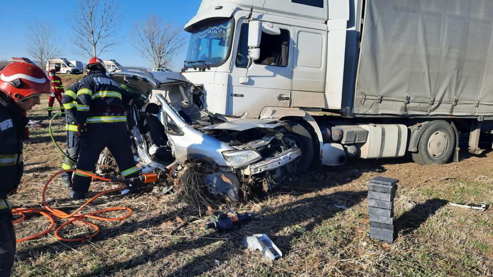 Doi copii de o lună, respectiv 3 ani și tatăl lor, morți într-un accident grav în Bacău. Mașina a ”zburat” în afara drumului 737270