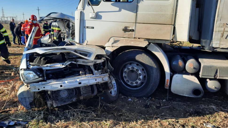 Doi copii de o lună, respectiv 3 ani și tatăl lor, morți într-un accident grav în Bacău. Mașina a ”zburat” în afara drumului 737271