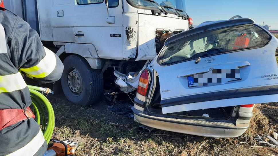Doi copii de o lună, respectiv 3 ani și tatăl lor, morți într-un accident grav în Bacău. Mașina a ”zburat” în afara drumului 737272