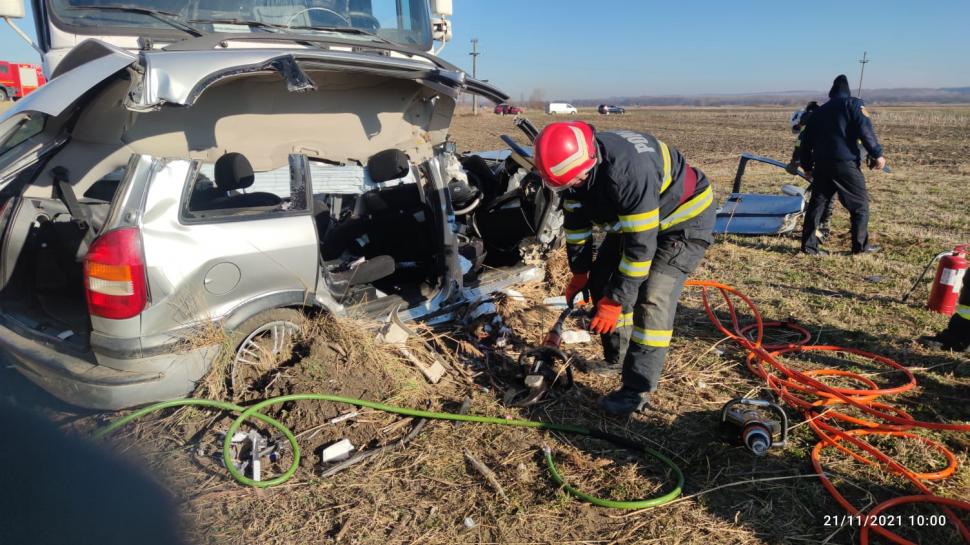 Doi copii de o lună, respectiv 3 ani și tatăl lor, morți într-un accident grav în Bacău. Mașina a ”zburat” în afara drumului 737273