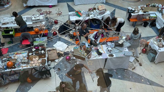 Decorațiunile de Crăciun s-au prăbușit peste vizitatorii unui centru comercial din Elveția. Șase persoane au fost rănite