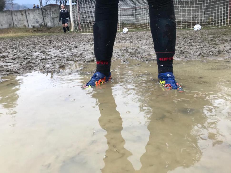 Revoltă după un meci în care 22 de tinere au jucat fotbal pe un teren plin de bălți și zone noroioase. "Ruşine! Vă bateţi joc de copiii noştri" 737442