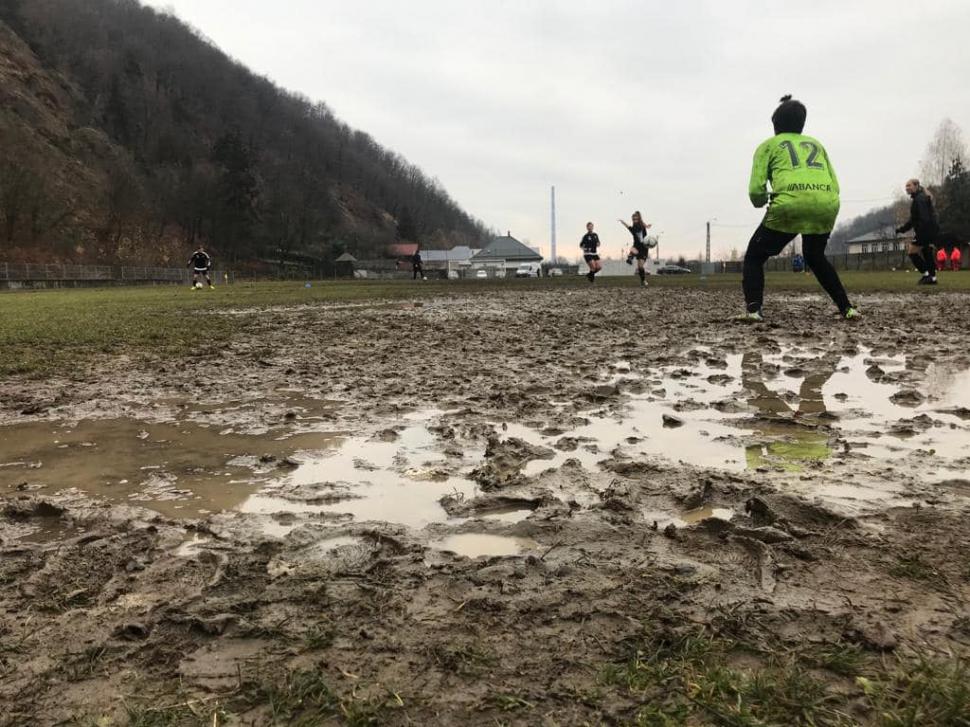 Revoltă după un meci în care 22 de tinere au jucat fotbal pe un teren plin de bălți și zone noroioase. "Ruşine! Vă bateţi joc de copiii noştri" 737443
