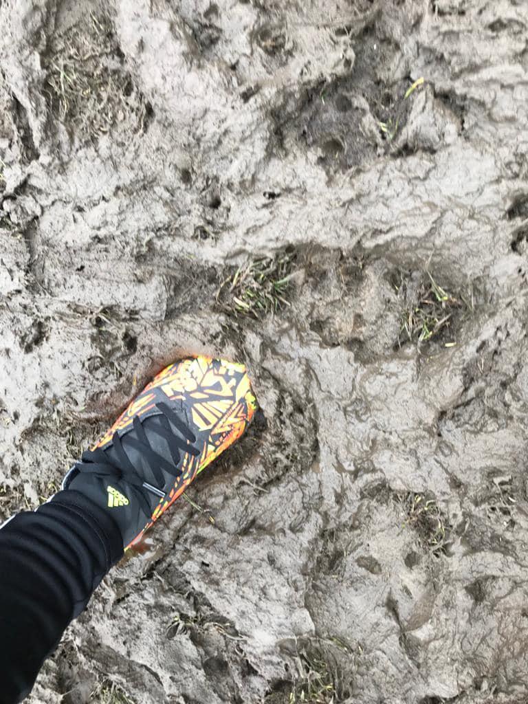 Revoltă după un meci în care 22 de tinere au jucat fotbal pe un teren plin de bălți și zone noroioase. "Ruşine! Vă bateţi joc de copiii noştri" 737444