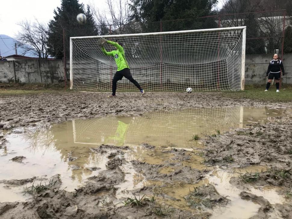 Revoltă după un meci în care 22 de tinere au jucat fotbal pe un teren plin de bălți și zone noroioase. "Ruşine! Vă bateţi joc de copiii noştri" 737445