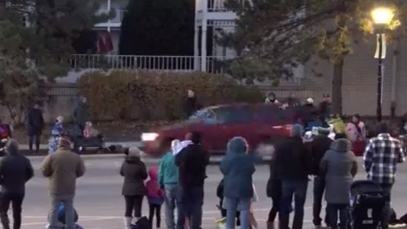 Cel puțin 5 morți și peste 40 de răniți după ce o mașină a intrat în mulțime, în timpul paradei de Crăciun din Wisconsin