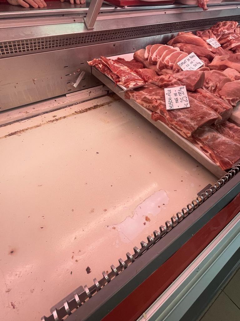 Mizerie, mucegai și gândaci în mai multe piețe din București. Amenzi de peste 135.000 de lei, un magazin și o piață închise de ANPC 737476