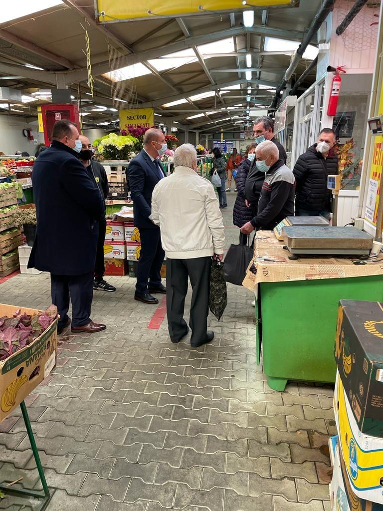 Mizerie, mucegai și gândaci în mai multe piețe din București. Amenzi de peste 135.000 de lei, un magazin și o piață închise de ANPC 737478